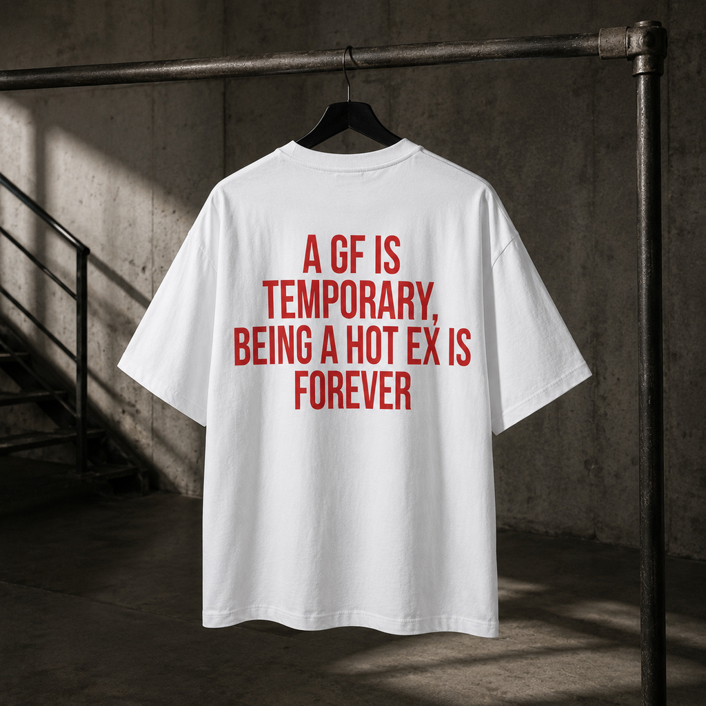 A GF IS TEMPORARY, BEING A HOT EX IS FOREVER – Weißes Oversize T-Shirt Unisex mit rotem Backprint | Statement Shirt Streetwear