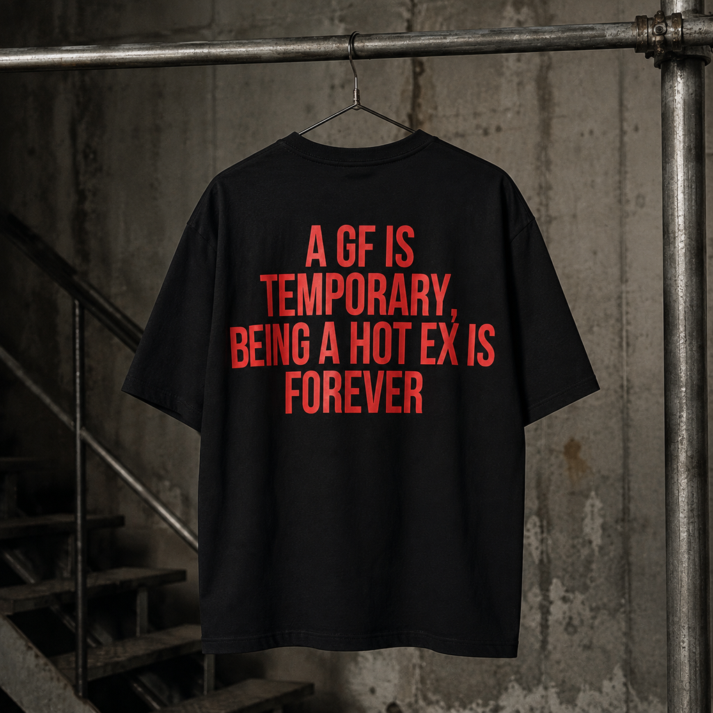 A GF IS TEMPORARY, BEING A HOT EX IS FOREVER – Weißes Oversize T-Shirt Unisex mit rotem Backprint | Statement Shirt Streetwear