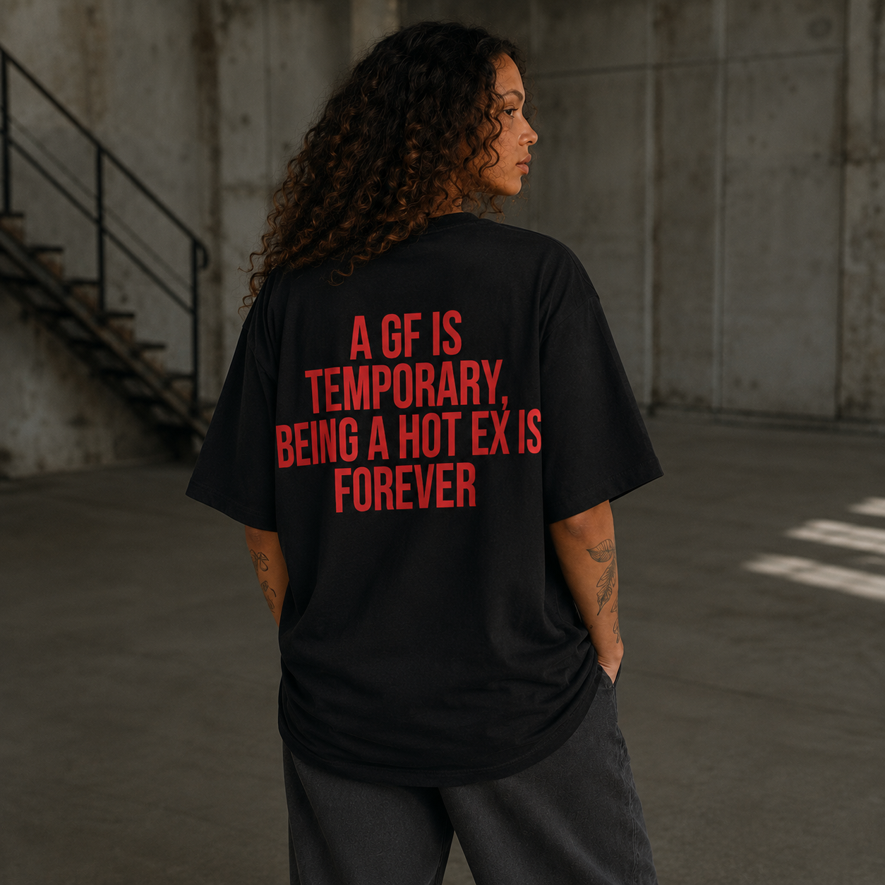 A GF IS TEMPORARY, BEING A HOT EX IS FOREVER – Schwarzes Oversize T-Shirt Unisex mit rotem Backprint | Statement Streetwear Shirt