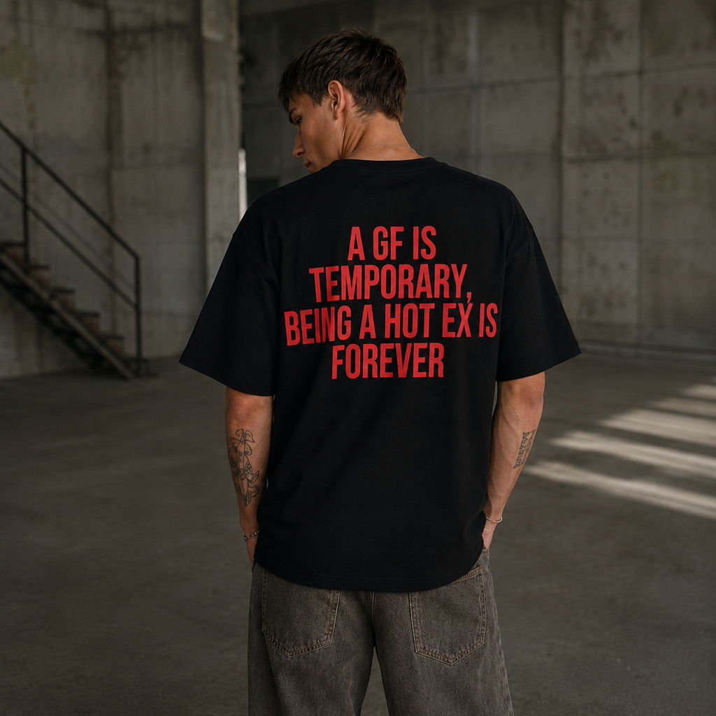 A GF IS TEMPORARY, BEING A HOT EX IS FOREVER – Weißes Oversize T-Shirt Unisex mit rotem Backprint | Statement Shirt Streetwear