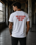BAD DECISIONS LOOK GOOD ON ME – Weißes Regular Fit Unisex T-Shirt mit Backprint | Statement Shirt Streetwear S–5XL