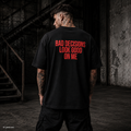 BAD DECISIONS LOOK GOOD ON ME – Schwarzes Oversize T-Shirt Unisex mit rotem Backprint | Statement Shirt Streetwear
