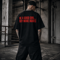 BE A GOOD GIRL... BUY MORE BOOKS – Schwarzes Oversize T-Shirt Unisex mit rotem Backprint | Book Lover Statement Streetwear