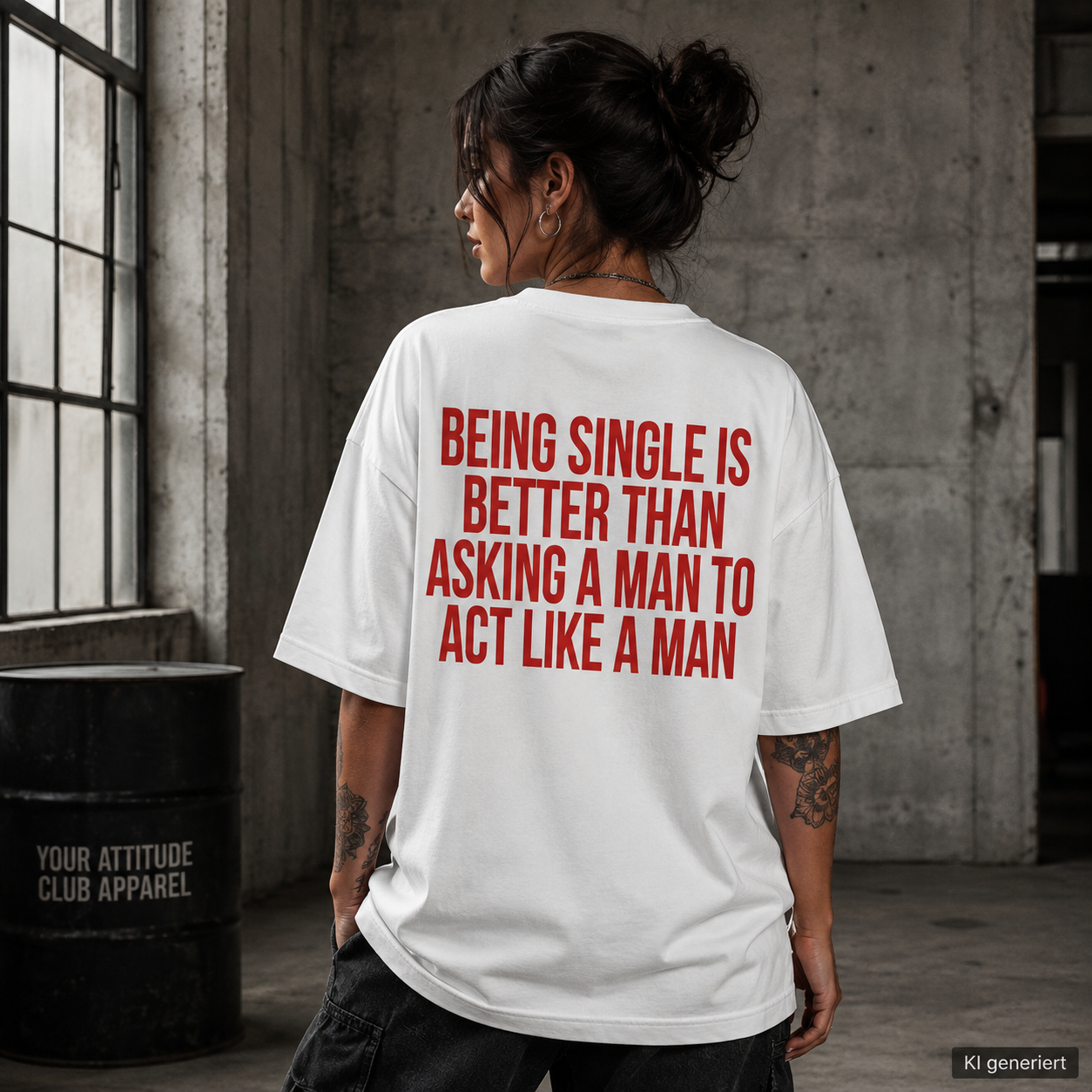 BEING SINGLE IS BETTER THAN ASKING A MAN TO ACT LIKE A MAN – Weißes Oversize T-Shirt Unisex mit rotem Backprint | Statement Shirt