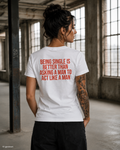 BEING SINGLE IS BETTER THAN ASKING A MAN TO ACT LIKE A MAN – Weißes Regular Fit T-Shirt Unisex | Backprint Statement Shirt | Streetwear S–5XL