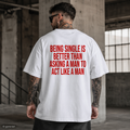 BEING SINGLE IS BETTER THAN ASKING A MAN TO ACT LIKE A MAN – Weißes Oversize T-Shirt Unisex mit rotem Backprint | Statement Shirt
