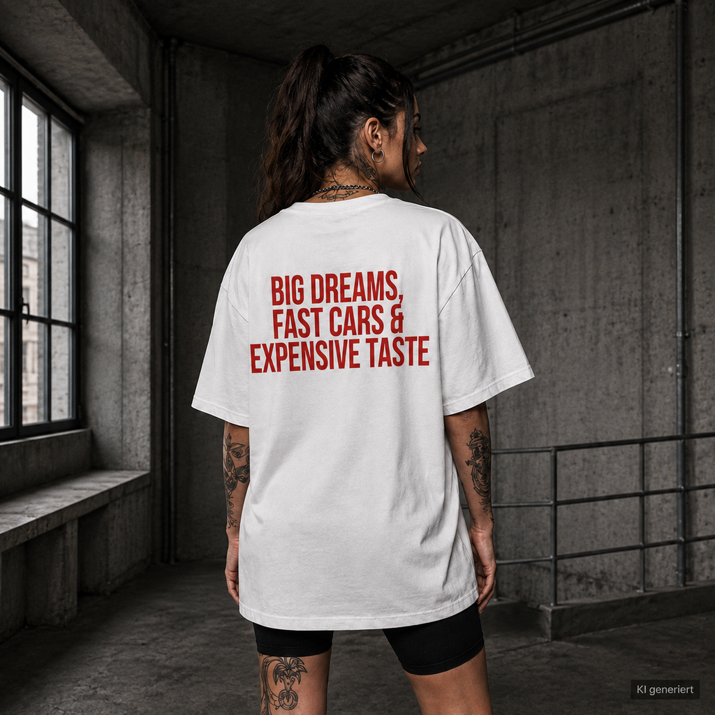 BIG DREAMS, FAST CARS & EXPENSIVE TASTE – Weißes Oversize T-Shirt Unisex mit rotem Backprint | Statement Streetwear Shirt