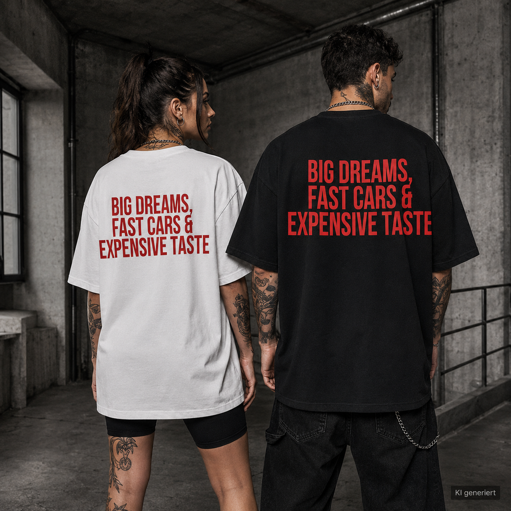 BIG DREAMS, FAST CARS & EXPENSIVE TASTE – Weißes Oversize T-Shirt Unisex mit rotem Backprint | Statement Streetwear Shirt