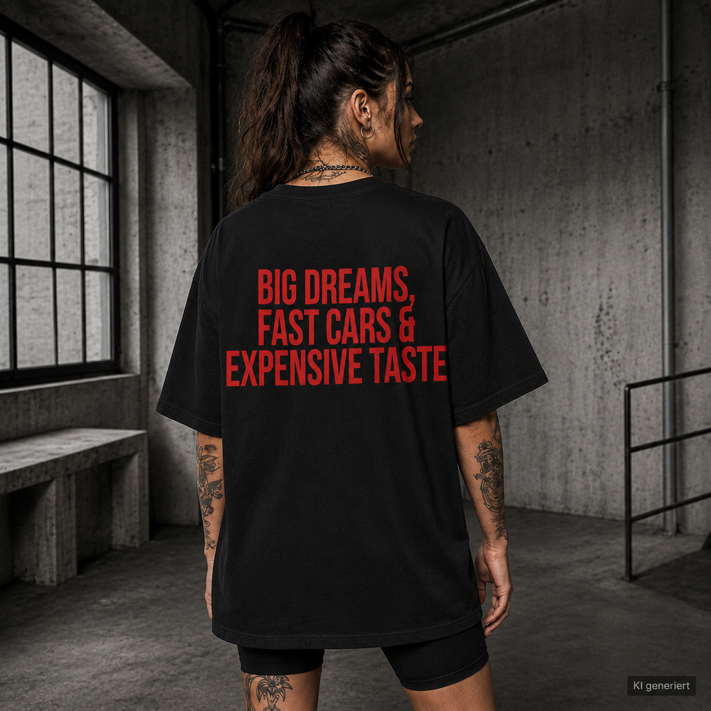 BIG DREAMS, FAST CARS & EXPENSIVE TASTE – Weißes Oversize T-Shirt Unisex mit rotem Backprint | Statement Streetwear Shirt
